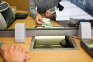 Cuánto dinero se puede meter en el banco sin justificar