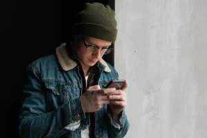 Puedo denunciar a mi pareja por revisar mi celular en España