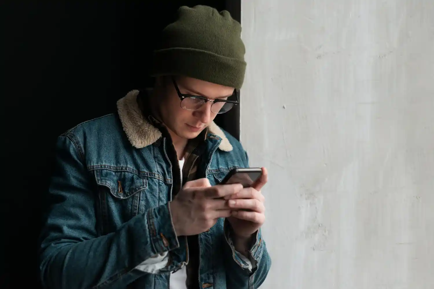 Puedo denunciar a mi pareja por revisar mi celular en España
