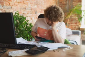 Una persona insolvente puede trabajar