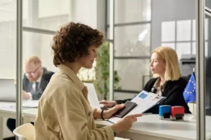 como solicitar arraigo laboral en España